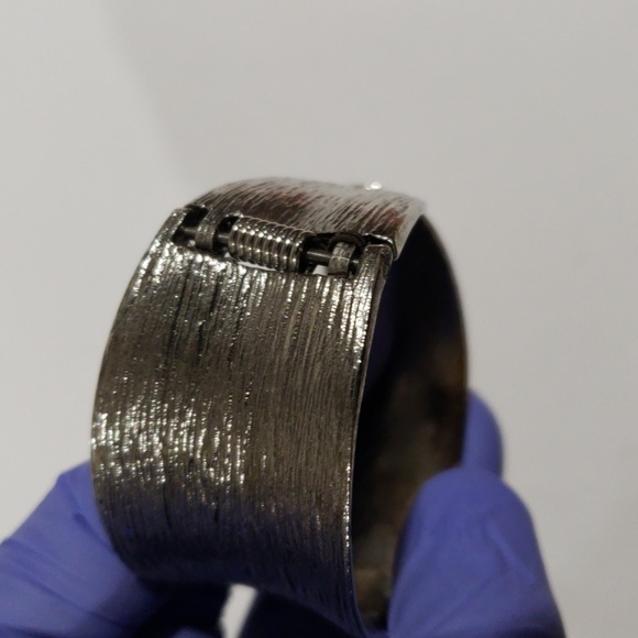 Silver-Tone Textured Cuff Bracelet – Elegant Women’s Statement Fashion Jewelry - Picture 7 of 8